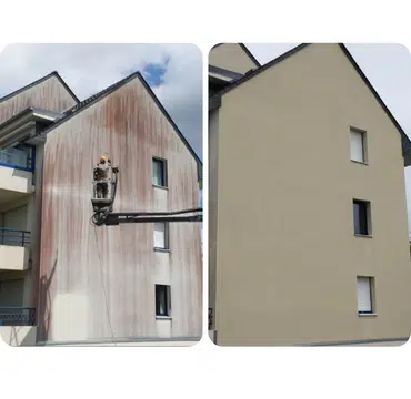 Ravalement de façade d'un pignon d'immeuble à balcons, enduit taché rénové en beige
