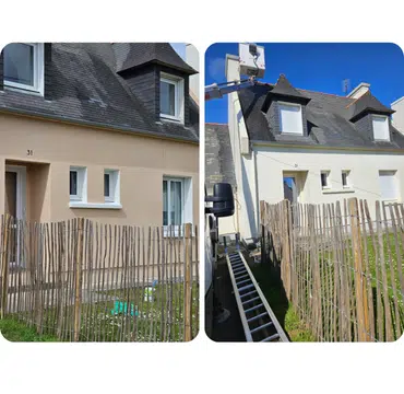 Ravalement de façade d'une maison avec clôture en bois, enduit rénové en blanc