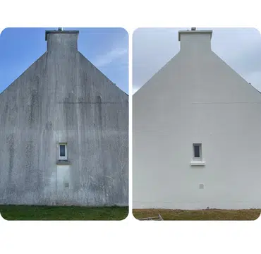 Ravalement de façade sur un pignon, enduit gris rénové en blanc