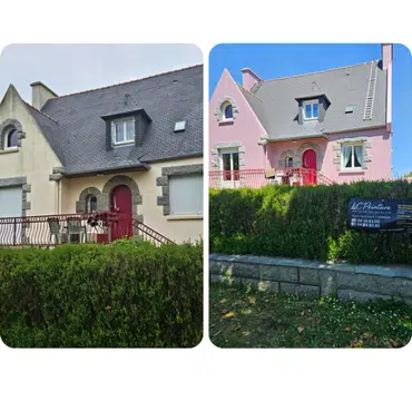Ravalement de façade d'une maison mitoyenne, enduit repeint en rose avec volets rouges