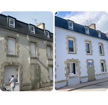 Ravalement de façade d'une maison à lucarnes, enduit blanc et volets bleu marine