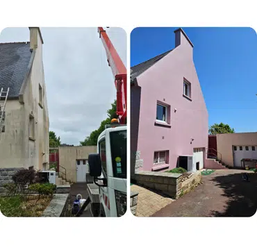 Ravalement de façade d'une maison à pignon, enduit repeint en rose