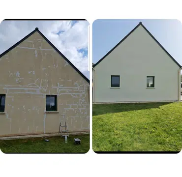 Ravalement de façade d'un pignon de maison, enduit rénové en beige