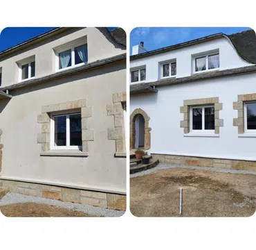 Ravalement de façade d'une maison en pierre apparente, enduit rénové en blanc