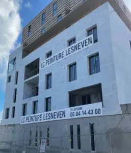 Ravalement de façade d'un immeuble à Lesneven, échafaudage et banderole LC Peinture