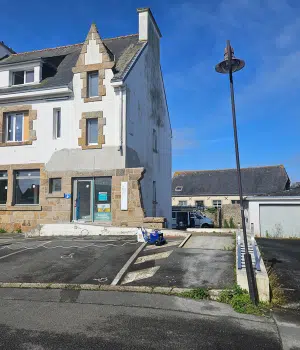 Ravalement de façade d'une maison rénovée en blanc