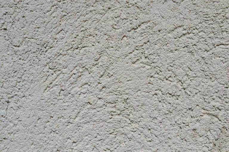 Enduit de façade — illustration de l'article : Crépi de façade extérieure : Astuces pour protéger et embellir votre maison