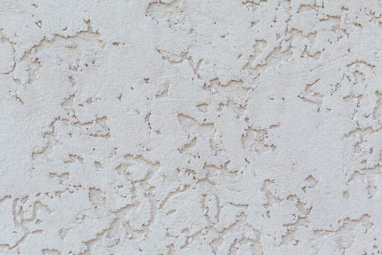 Enduit de façade — illustration de l'article : Enduit de façade gris : propriétés, applications et astuces pour l'embellir