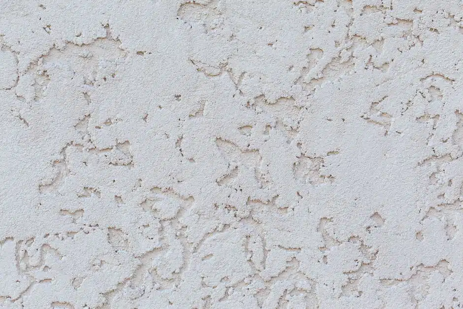 Enduit de façade gris clair à relief irrégulier