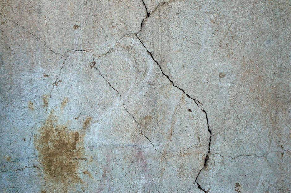 Fissure sur un mur de façade — illustration de l'article : Comment diagnostiquer et réparer efficacement une fissure de façade