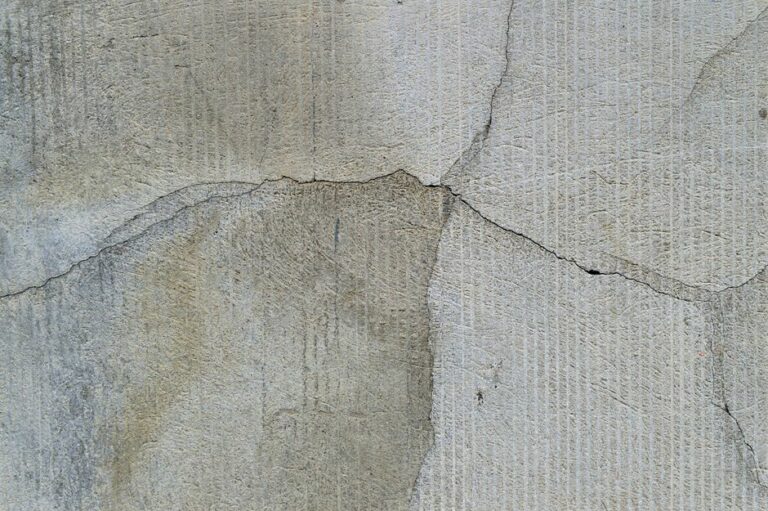 Fissure sur un mur de façade — illustration de l'article : Comment reconnaître et réparer définitivement vos fissures de façade en 5 étapes simples