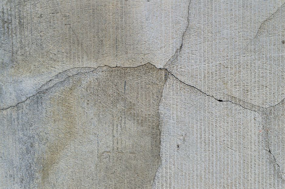 Fissure sur un mur de façade — illustration de l'article : Comment reconnaître et réparer définitivement vos fissures de façade en 5 étapes simples