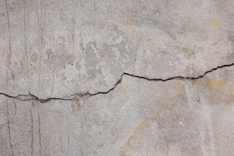 Fissure sur un mur de façade — illustration de l'article : Fissures verticales en façade : causes cachées et solutions efficaces