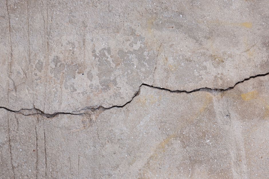 Fissure sur un mur de façade — illustration de l'article : Fissures verticales en façade : causes cachées et solutions efficaces