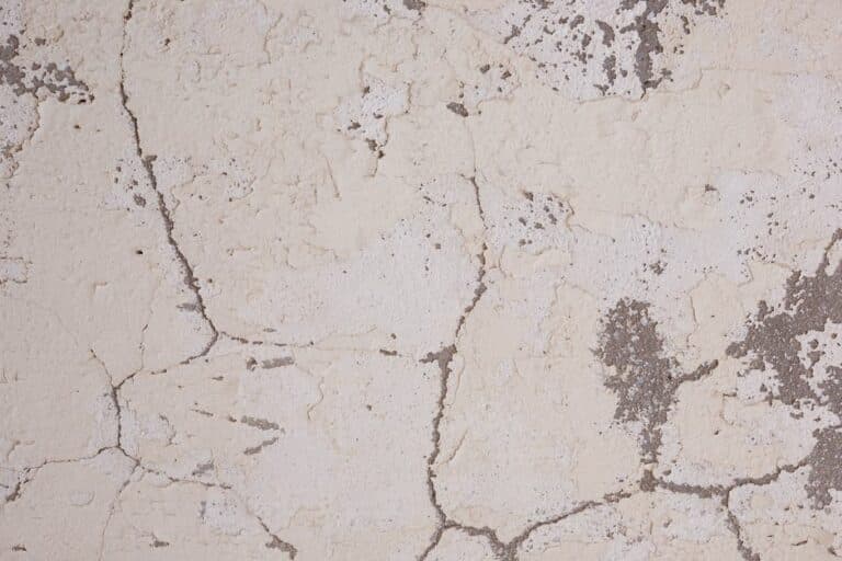 Fissure sur un mur de façade — illustration de l'article : Micro-fissures sur façade : comment les repérer et éviter l'aggravation