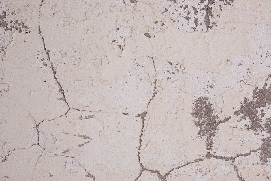 Fissure sur un mur de façade — illustration de l'article : Micro-fissures sur façade : comment les repérer et éviter l'aggravation
