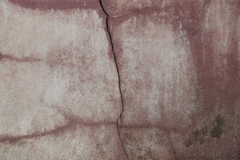 Fissure sur un mur de façade — illustration de l'article : Fissures traversantes de façade : quand s'inquiéter et agir rapidement