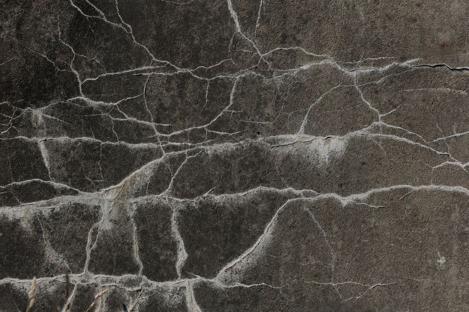 Fissure sur un mur de façade — illustration de l'article : Réparer efficacement une fissure de façade : causes, techniques et tarifs 2026