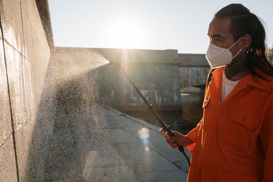 Nettoyage d'une façade au jet — illustration de l'article : Comment nettoyer votre façade au Karcher pour la faire briller
