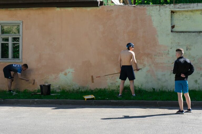Peinture de façade extérieure en cours de réalisation
