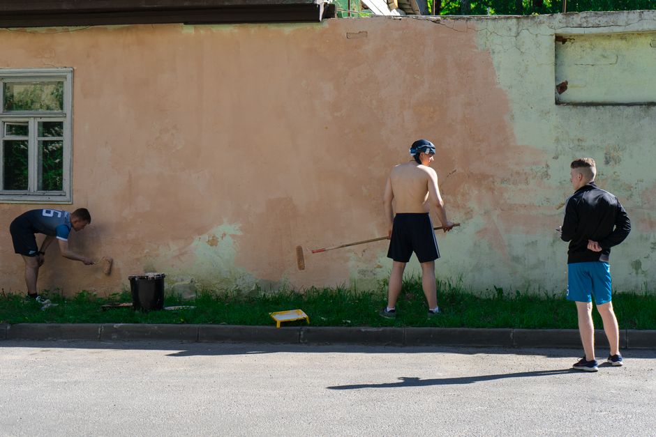 Peinture de façade extérieure en cours de réalisation