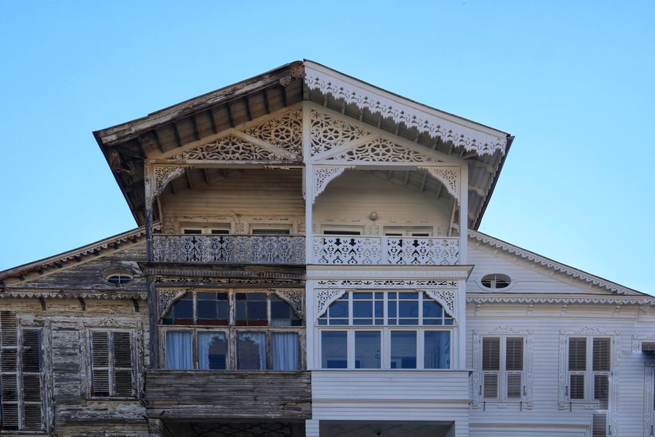 Façade de maison rénovée — illustration de l'article : Prix ravalement façade 200m² en 2026 : budget précis et travaux nécessaires