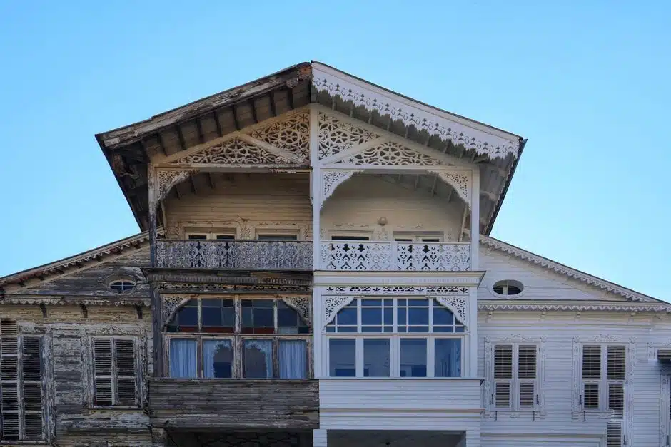 Façade de maison rénovée — illustration de l'article : Prix ravalement façade 200m² en 2026 : budget précis et travaux nécessaires