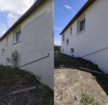Façade latérale d’une maison à Plougar (29) avant et après ravalement par LC Peinture